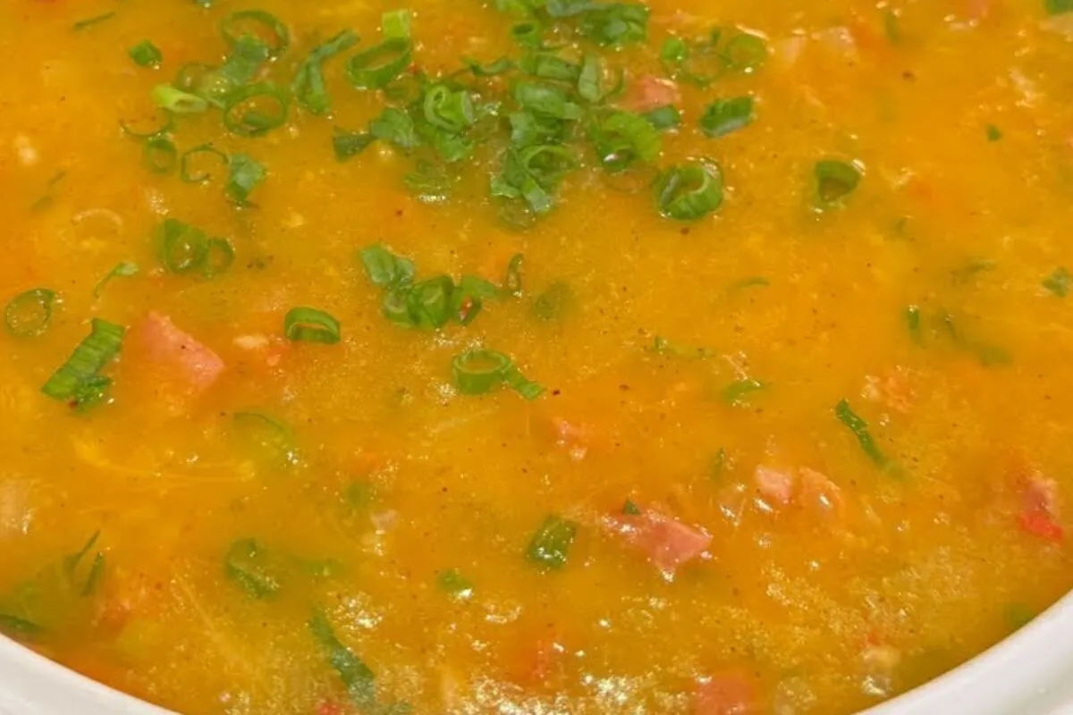 Sopa de mandioca cremosa bem temperada e deliciosa para aque