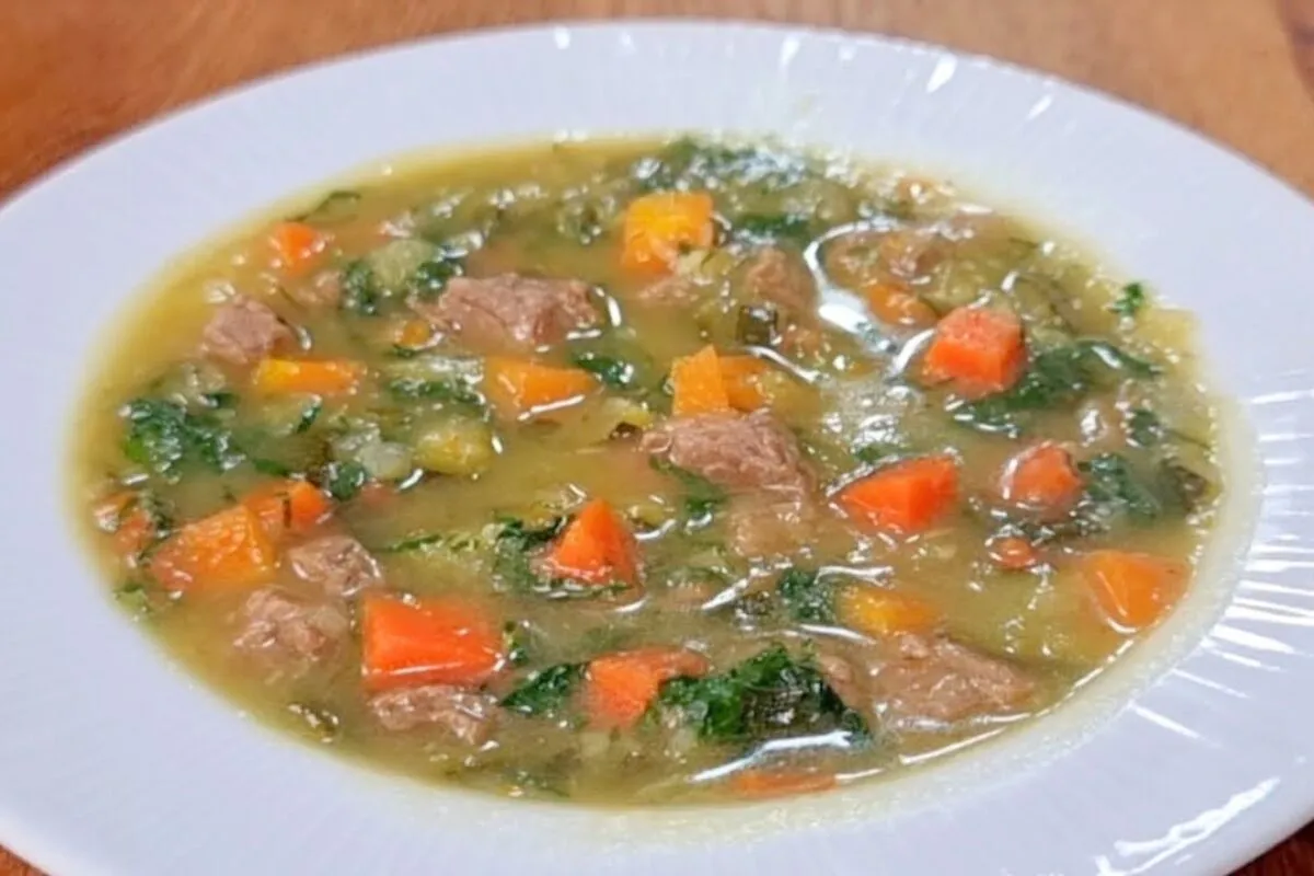 Sopa detox deliciosa e muito nutritiva que ajuda a desinchar