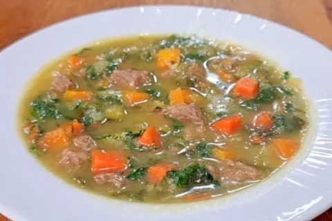 Sopa detox deliciosa e muito nutritiva que ajuda a desinchar