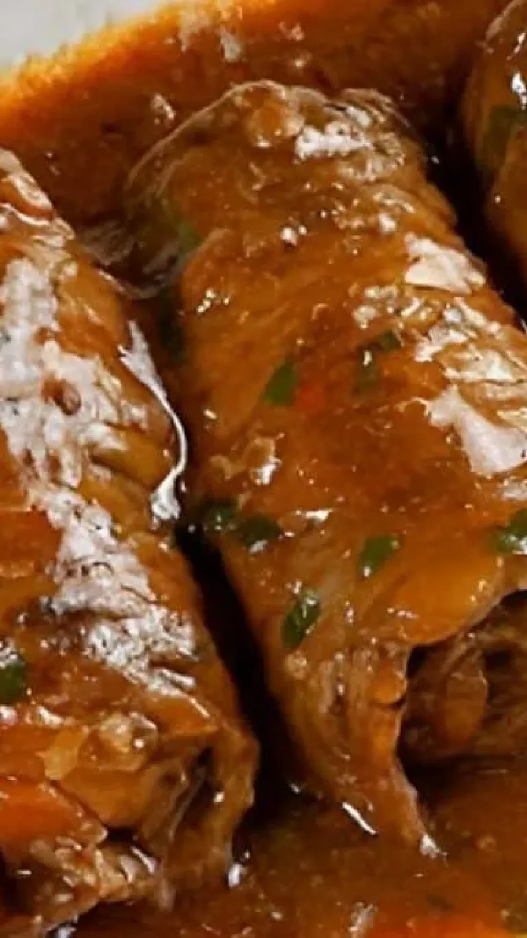 Bife a role bem recheado e suculento perfeito para servir no almoco ou jantar