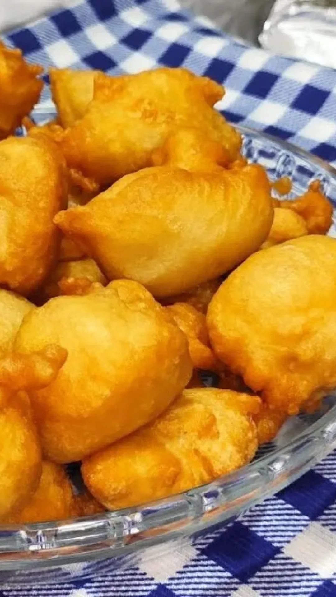 Bolinho de chuva salgado sem lactose e sem ovo que fica crocante por fora e macio por dentro