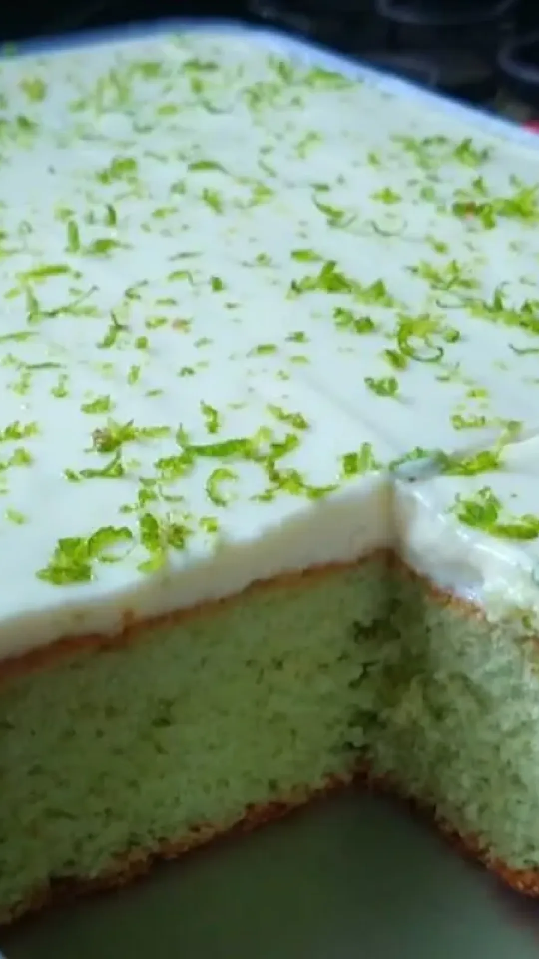 Bolo mousse de limao fofinho e refrescante feito com praticidade inteiramente no liquidificador