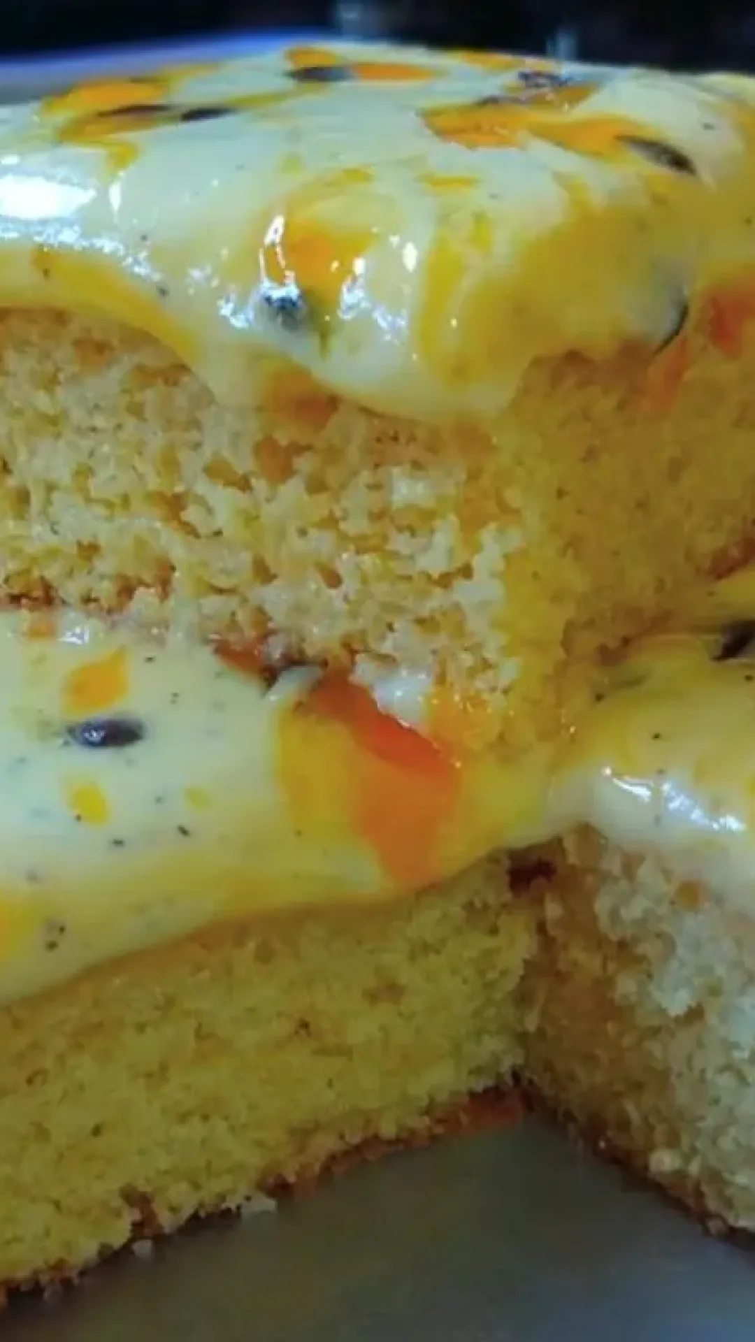 Bolo mousse de maracuja fofinho e com uma cobertura divina para uma sobremesa especial