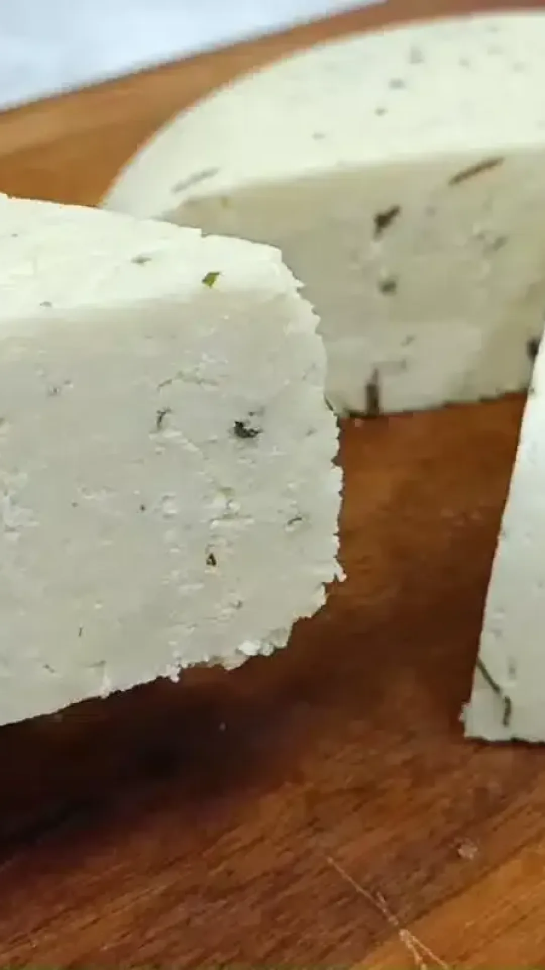 Como fazer queijo caseiro com ervas finas com ingredientes simples e baratos