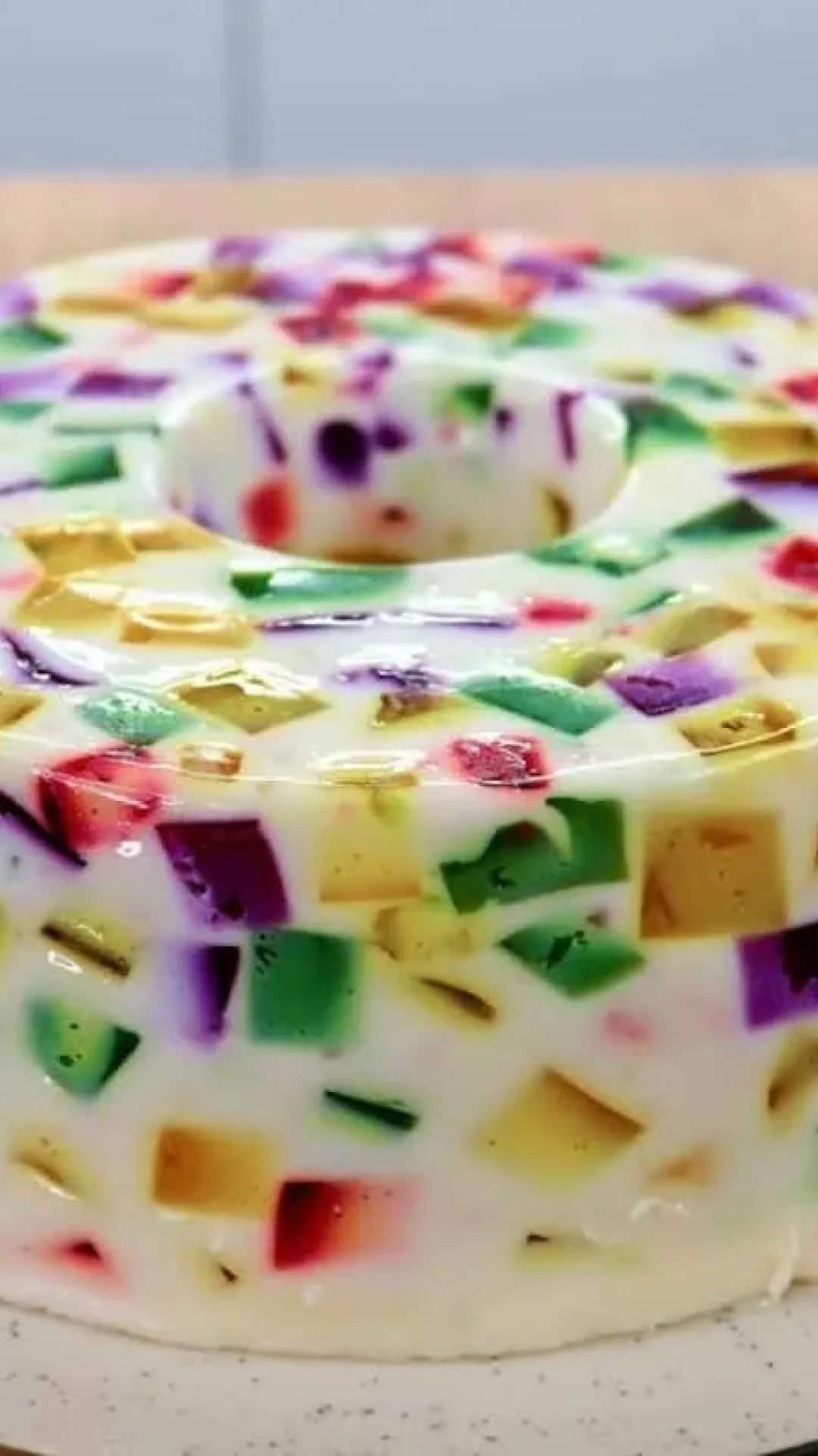 Gelatina colorida enformada tipo mosaico que e uma sobremesa muito economica e linda