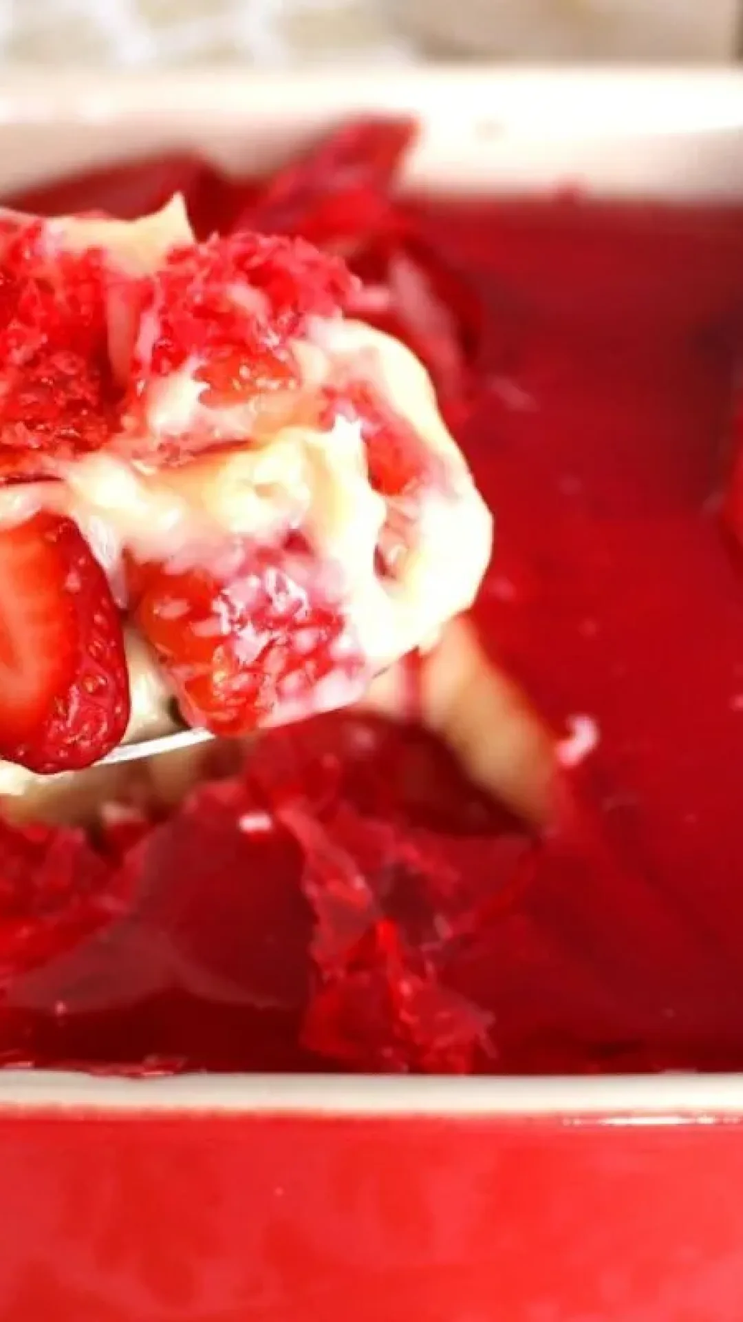 Morango do amor na travessa que combina a fruta fresca com um creme maravilhoso