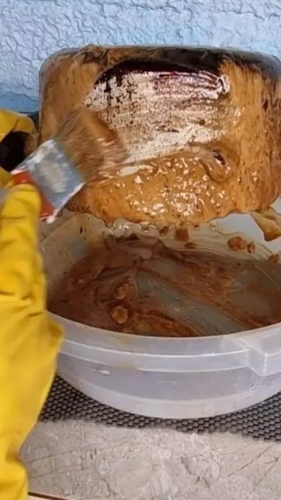 Pasta desengordurante caseira que limpa forno com facilidade e derrete ate as gorduras queimadas