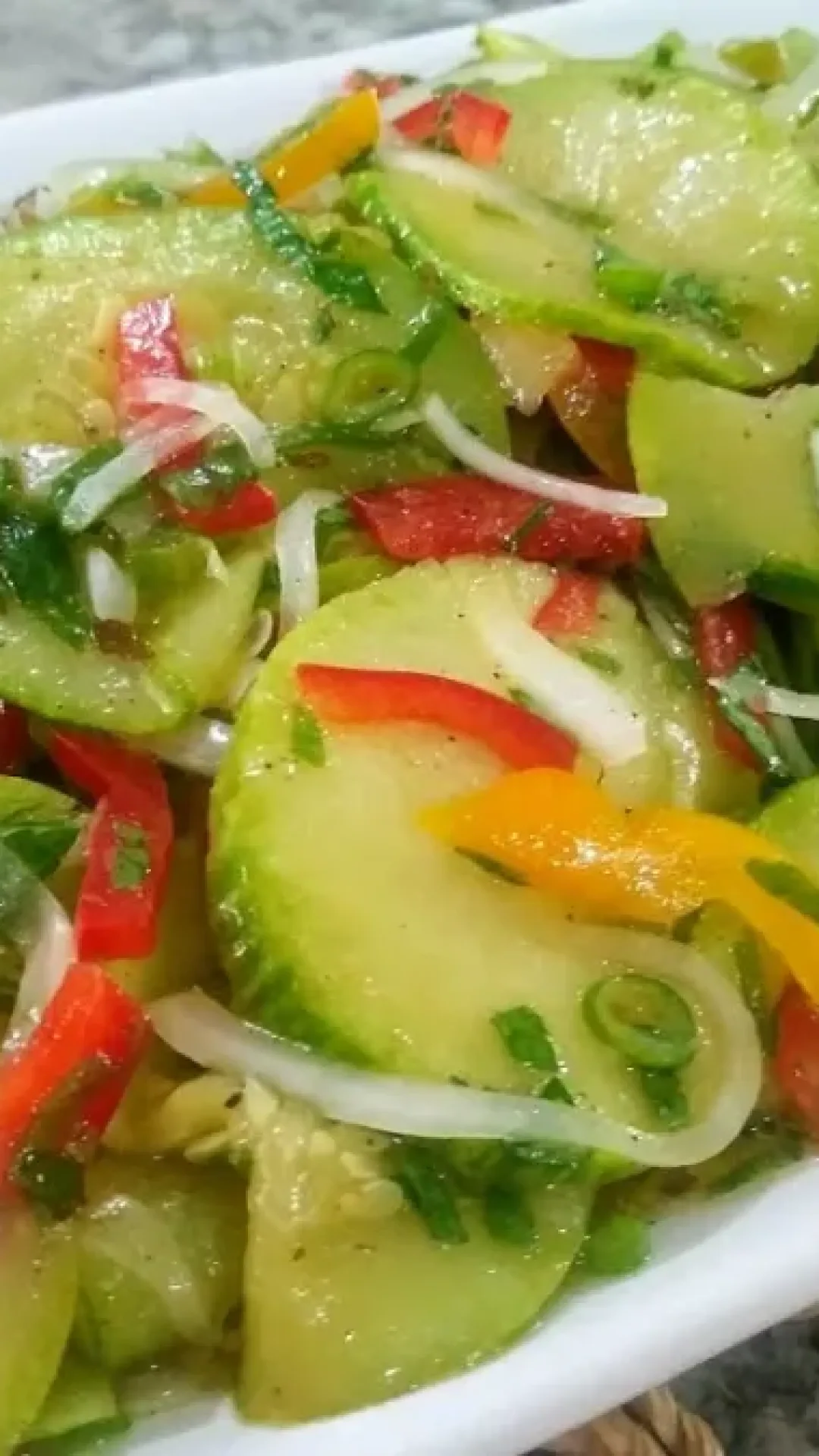Salada de abobrinha simples e facil de preparar uma delicia para servir no almoco ou jantar