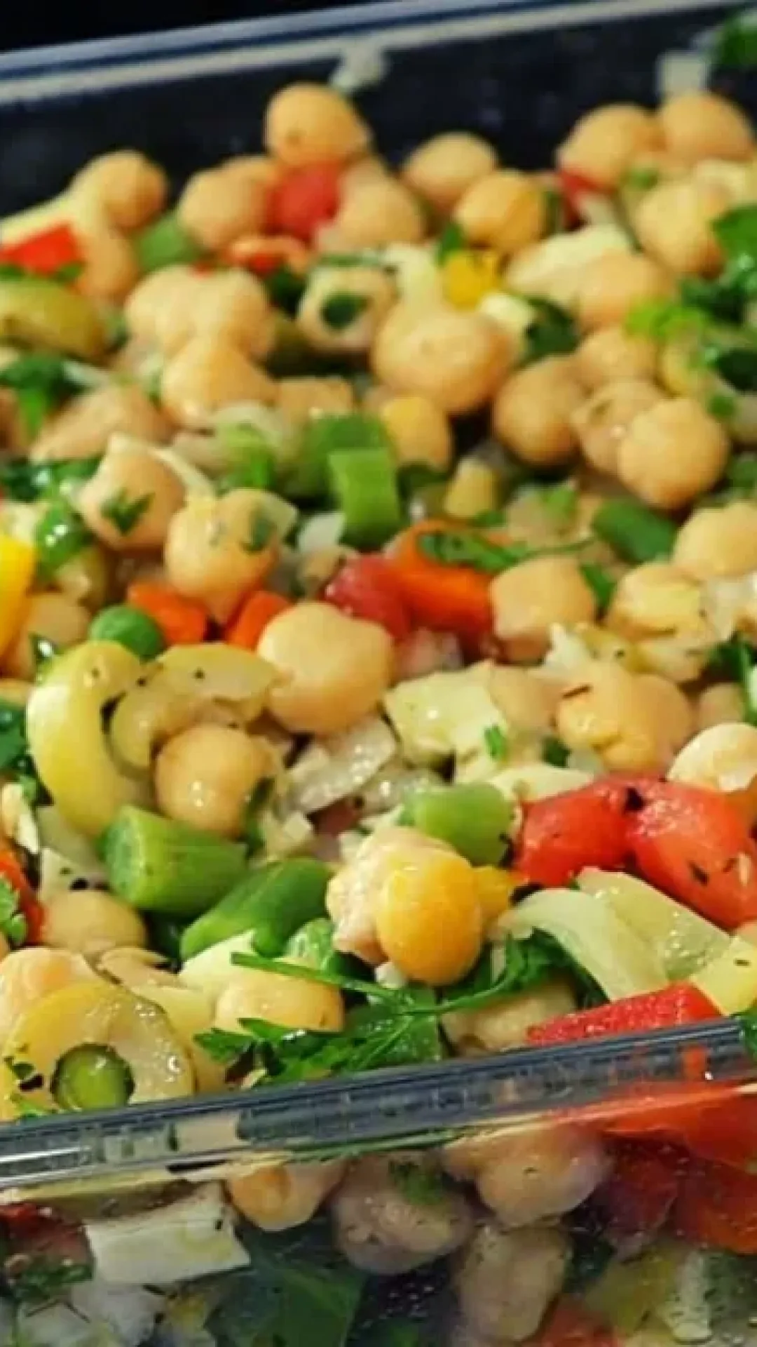 Salada de grao de bico com legumes deliciosa e refrescante para qualquer dia da semana