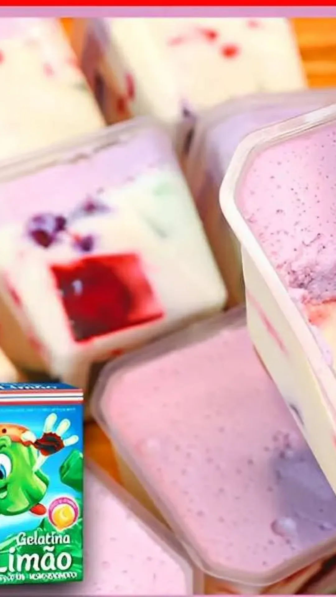 Sobremesa colorida de gelatina feita com creme branco e cobertura de mousse de gelatina