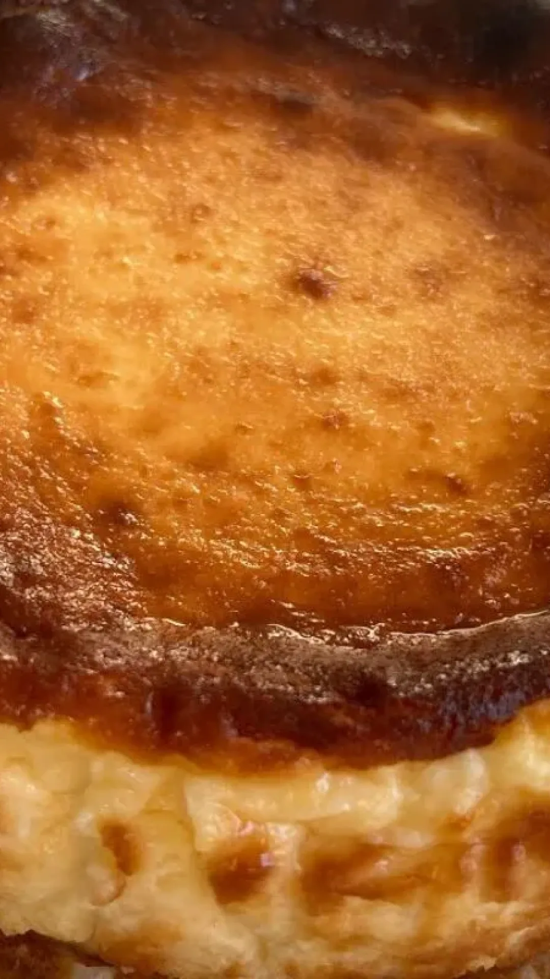 Torta vasca com poucos ingredientes que fica incrivelmente cremosa e vai fazer sucesso em sua casa