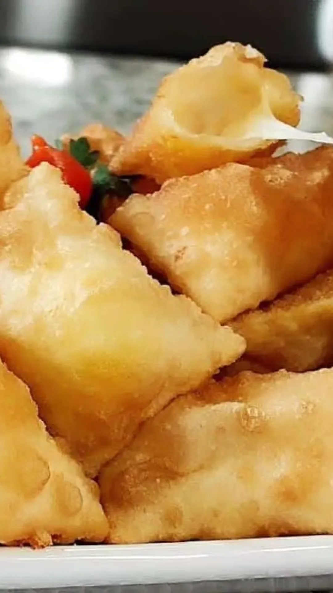 Veja como fazer uma massa de pastel sequinha e crocante usando so 2 ingredientes