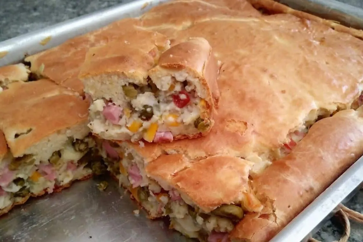 Torta a portuguesa de liquidificador com uma massa leve para