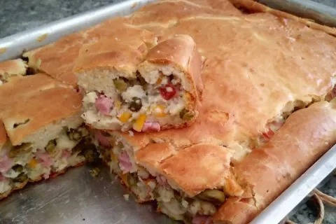 Torta a portuguesa de liquidificador com uma massa leve para