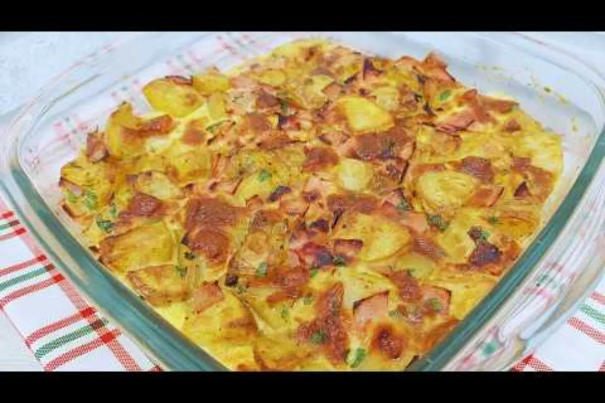Torta de batata gratinada com presunto e queijo um prato inc