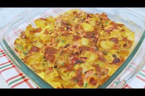 Torta de batata gratinada com presunto e queijo um prato inc