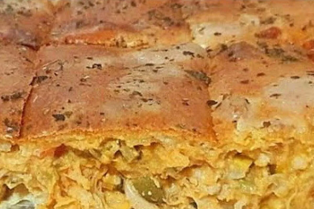 Torta de frango cremosa com recheio bem temperado e massa fi