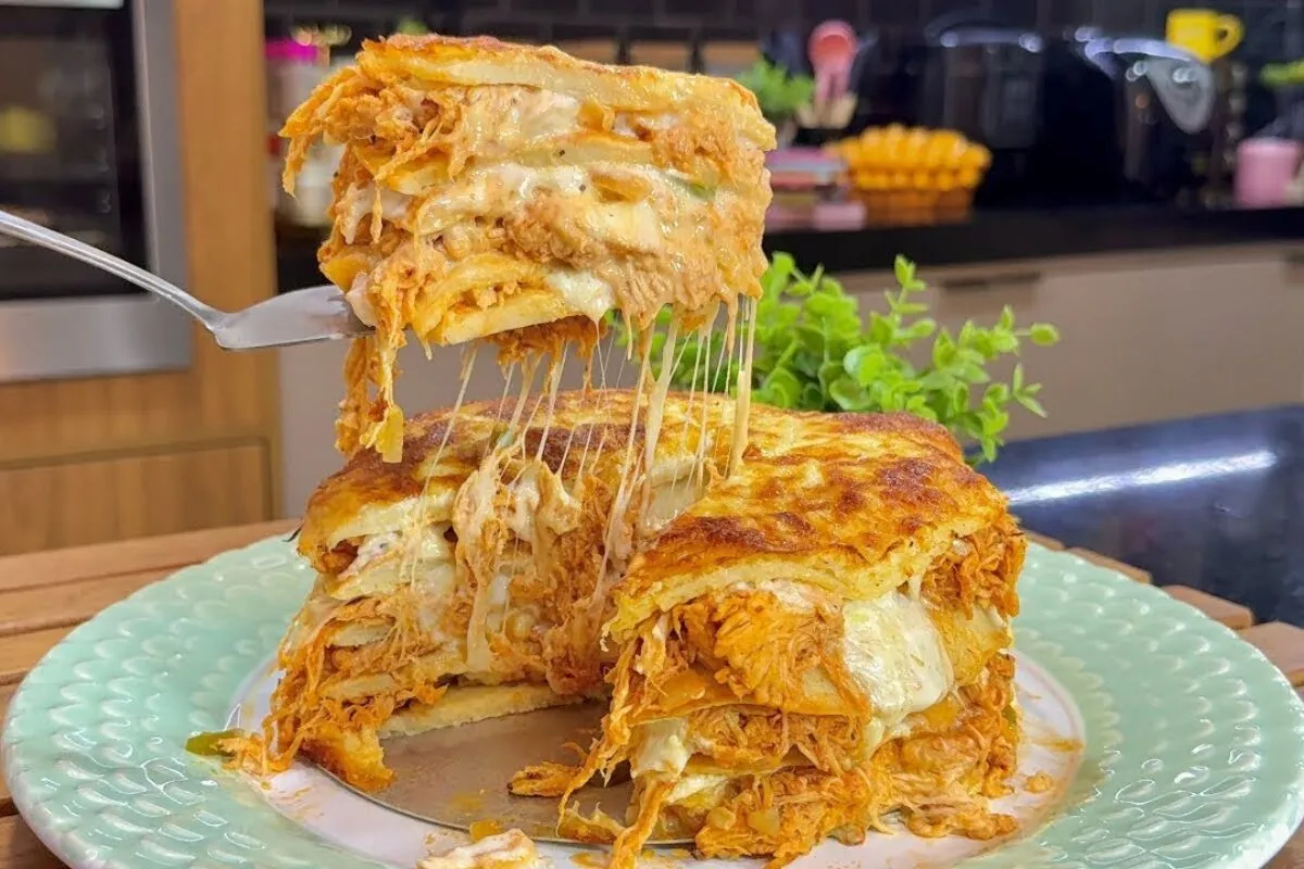 Torta de frango cremosa de liquidificador feita com uma mass