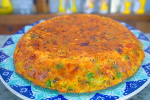 Torta de frigideira recheada com frango perfeita para um jan