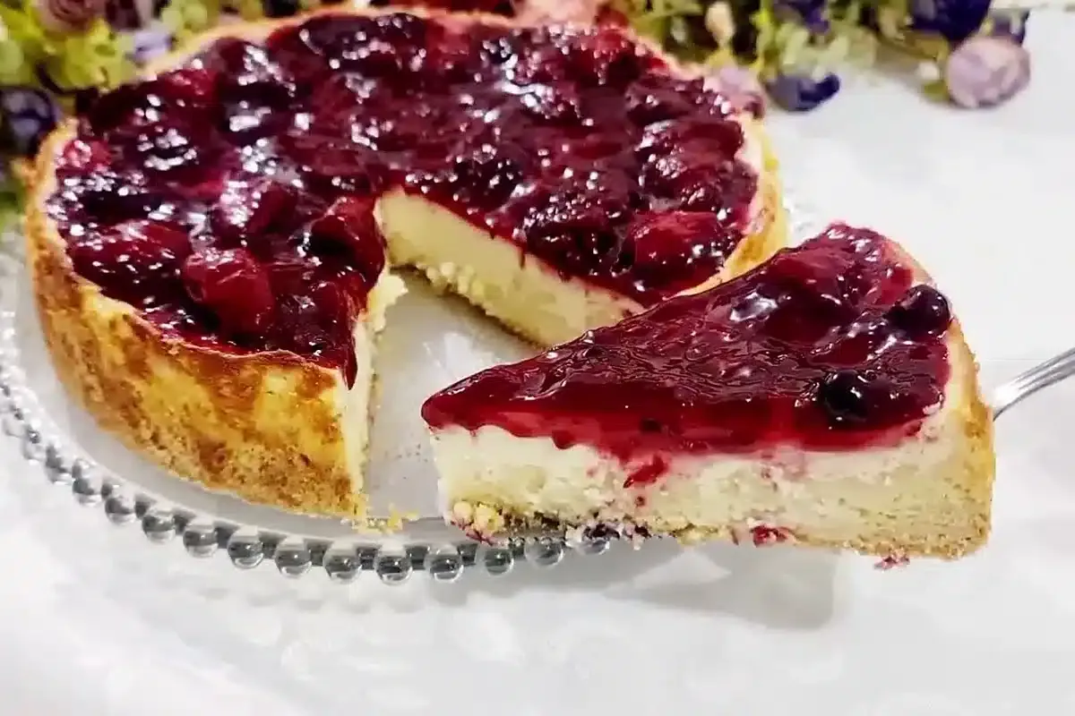 Torta de iogurte com frutas vermelhas bem cremosa e refresca