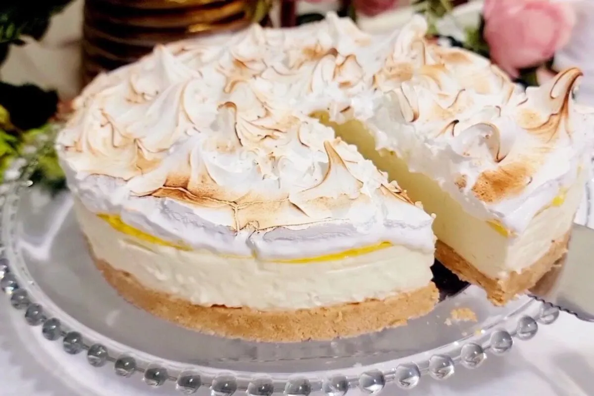 Torta de limao bem refrescante feita sem forno com um creme