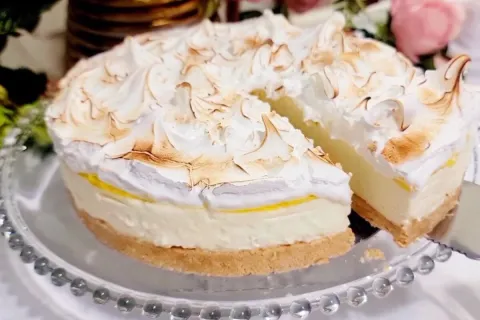Torta de limao bem refrescante feita sem forno com um creme 