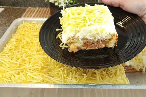 Torta de salsicha com pure de batata cremoso e queijo derret