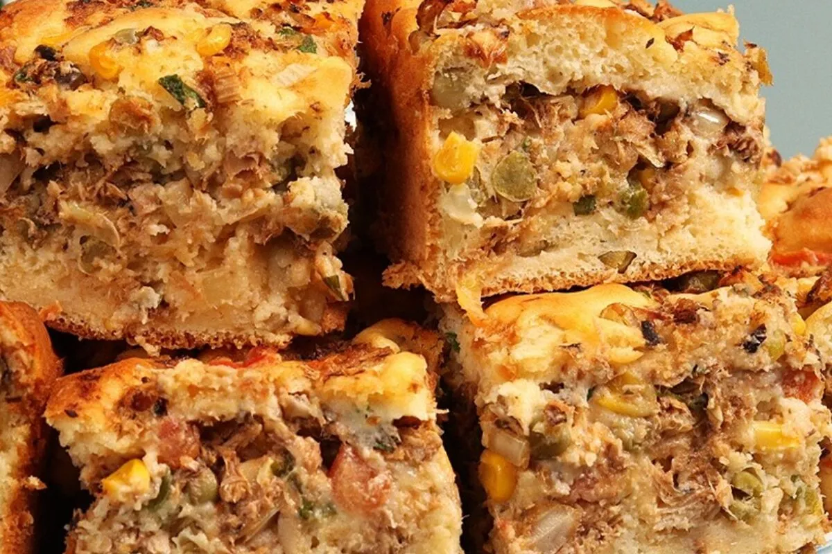 Torta de sardinha feita com uma massa super leve gostosa e f