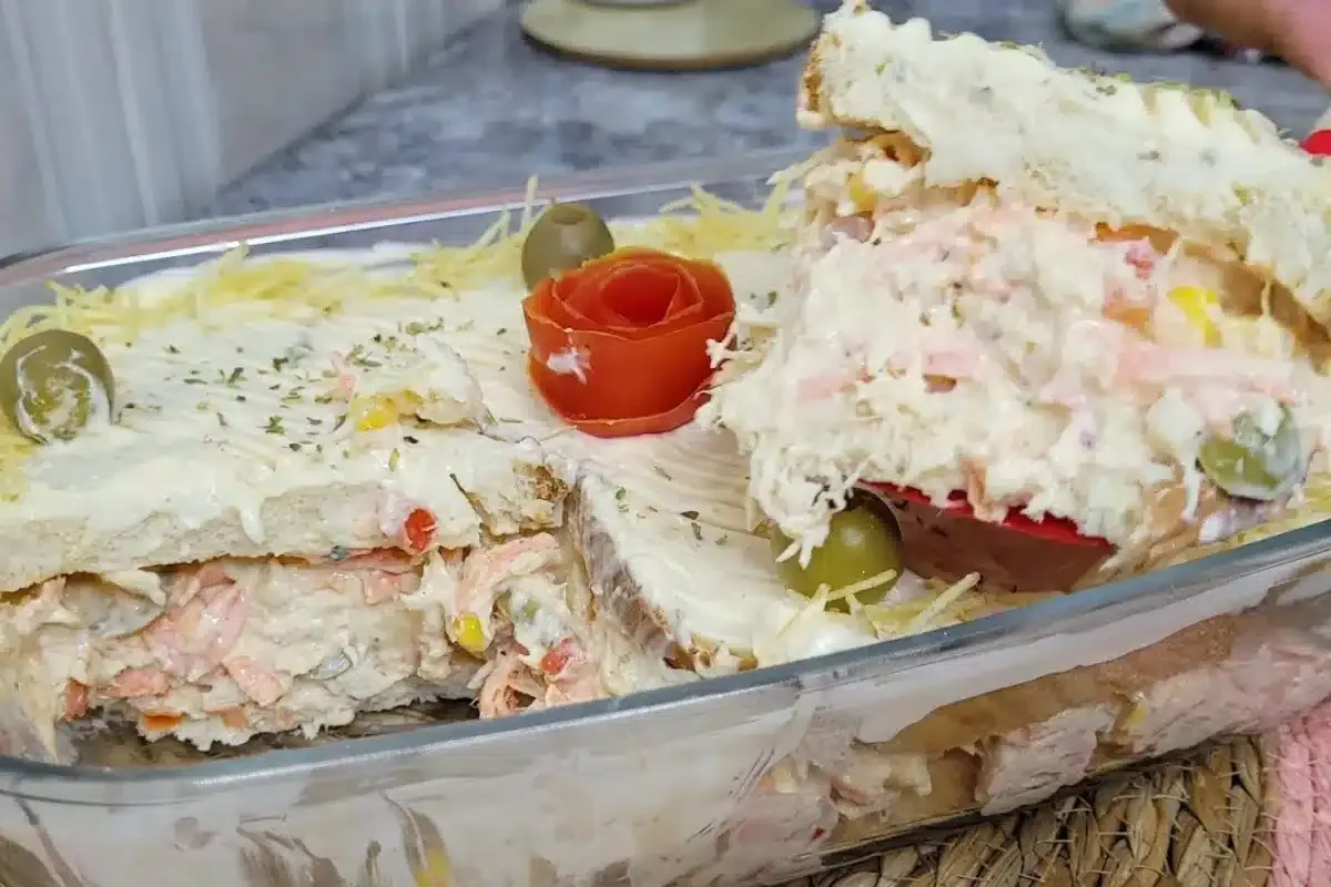 Torta fria de frango cremosa na travessa preparada com maion