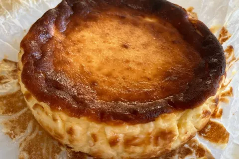 Torta vasca com poucos ingredientes que fica incrivelmente c