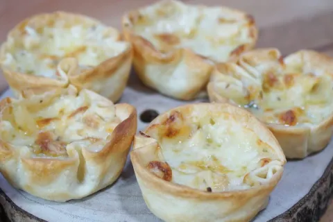 Tortinha com massa de pastel com recheio muito cremoso um la